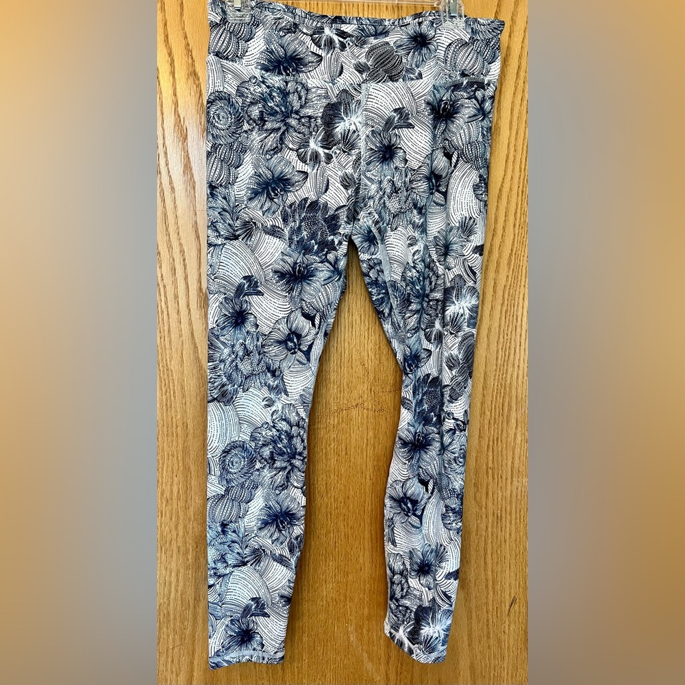 3/4 length Large Fabletics leggings, navy and white
